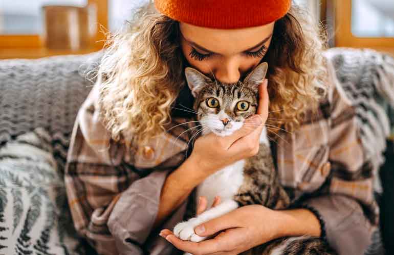 Do cats like kisses? What to know before smooching your kitty Reader